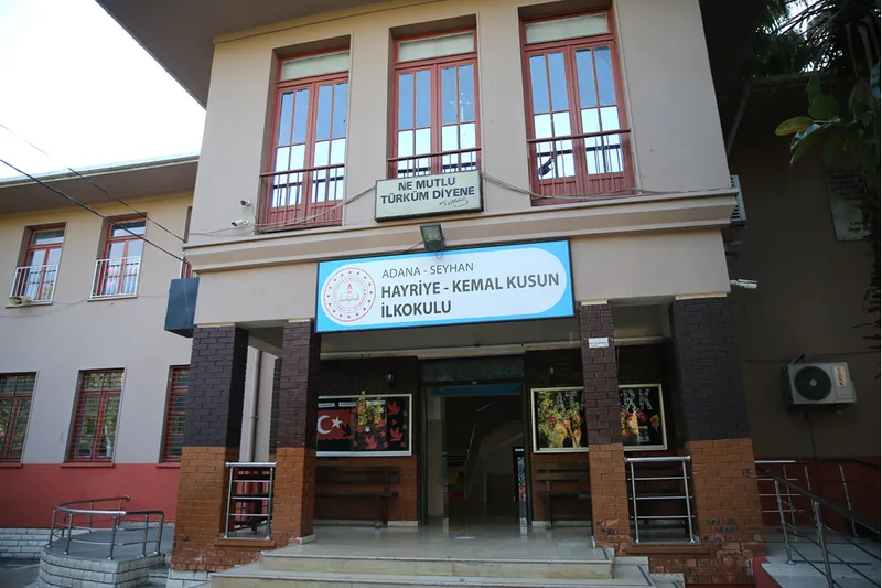 Babaları tarafından öldürülen kardeşlerin karneleri sıralarına konuldu 