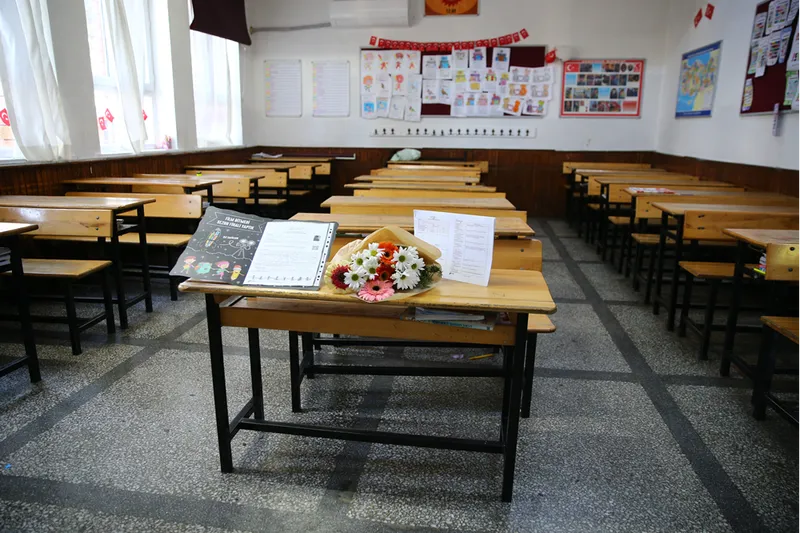 Babaları tarafından öldürülen kardeşlerin karneleri sıralarına konuldu 