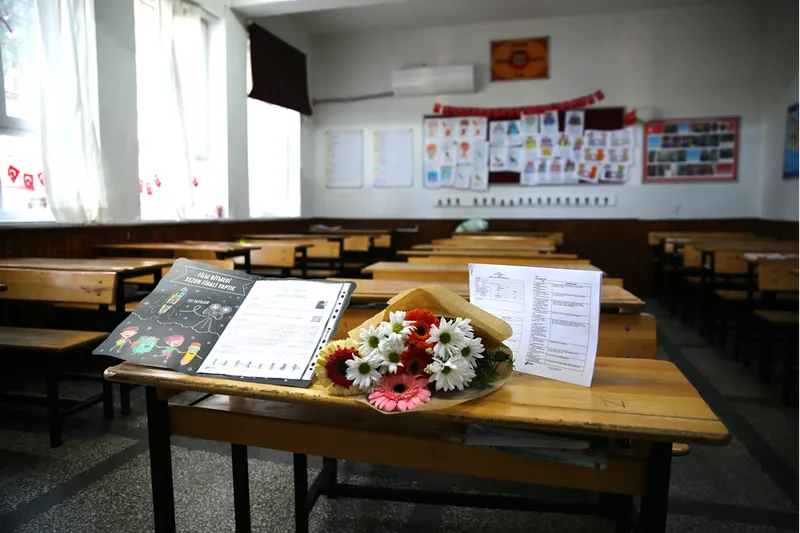 Babaları tarafından öldürülen kardeşlerin karneleri sıralarına konuldu 