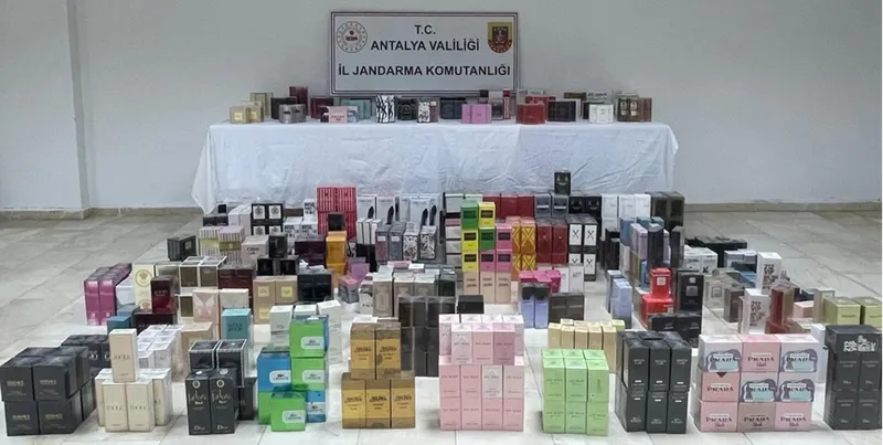Antalya'da 3 bin 450 gümrük kaçağı parfüm ele geçirildi