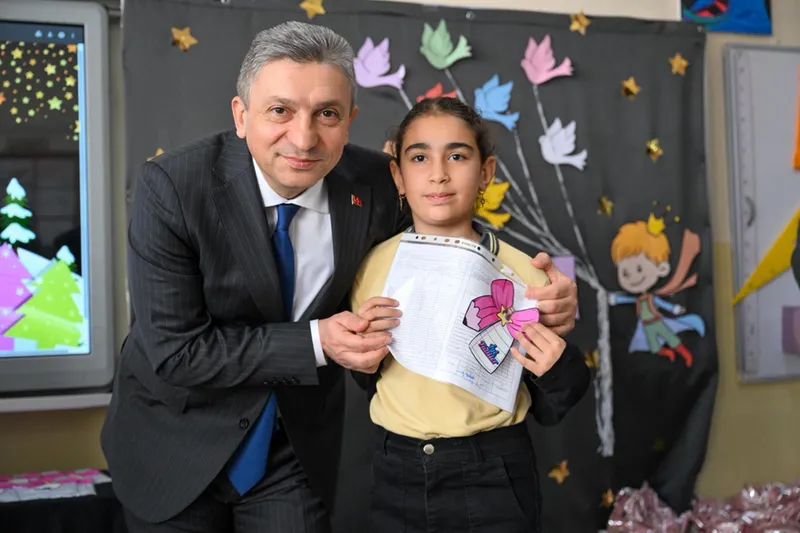 Antalya, Muğla, Isparta ve Burdur'da karne heyecanı yaşandı