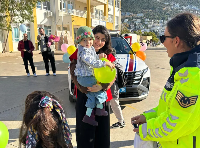 Antalya’da kanseri yenen çocuk için gökyüzüne balonlar bırakıldı