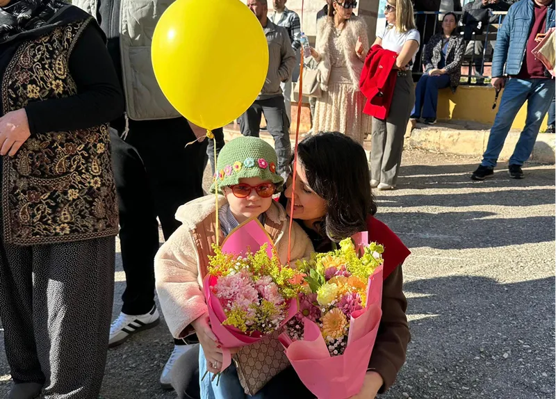 Antalya’da kanseri yenen çocuk için gökyüzüne balonlar bırakıldı