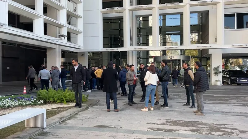 Antalya'da servisçiler "C plaka" alım ihalesinin iptaline tepki gösterdi