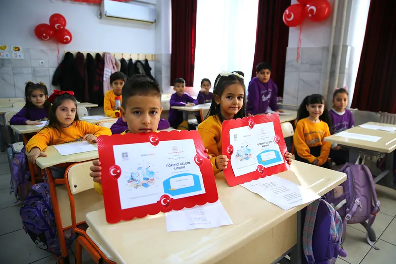 Adana, Mersin, Hatay ve Osmaniye'de öğrenciler karnelerini aldı