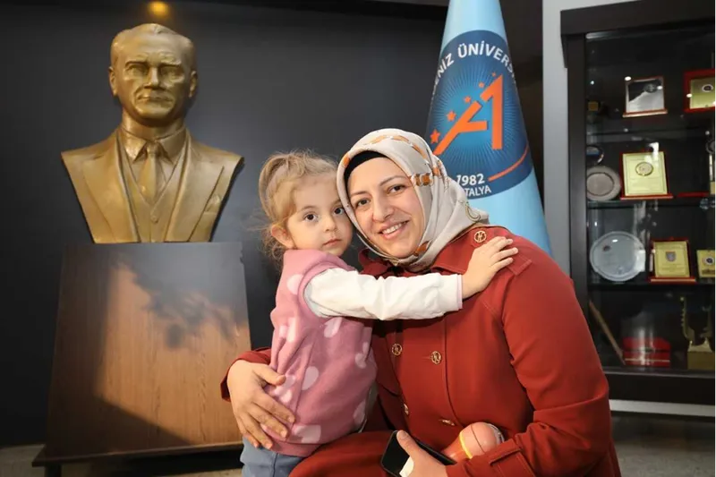 Türkiye'nin ikinci rahim nakli hastası Havva Erdem ve kızı, Rektör Özkan ile bir araya geldi