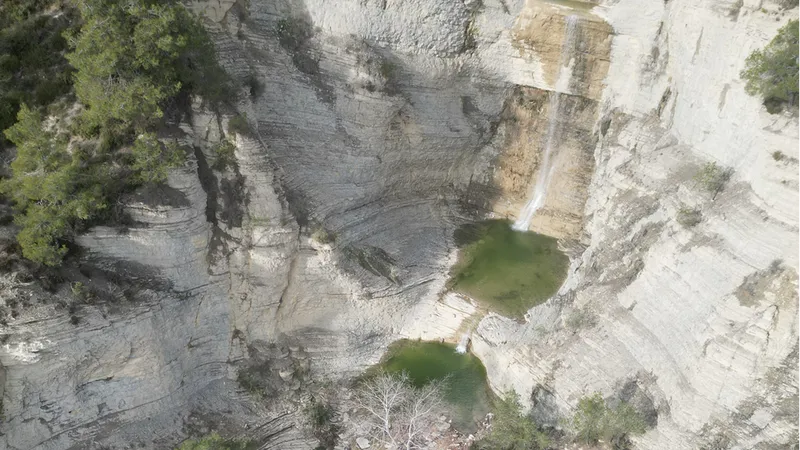 Yaz aylarında kuruyan Adana'daki Şarlayan Şelalesi yeniden akmaya başladı