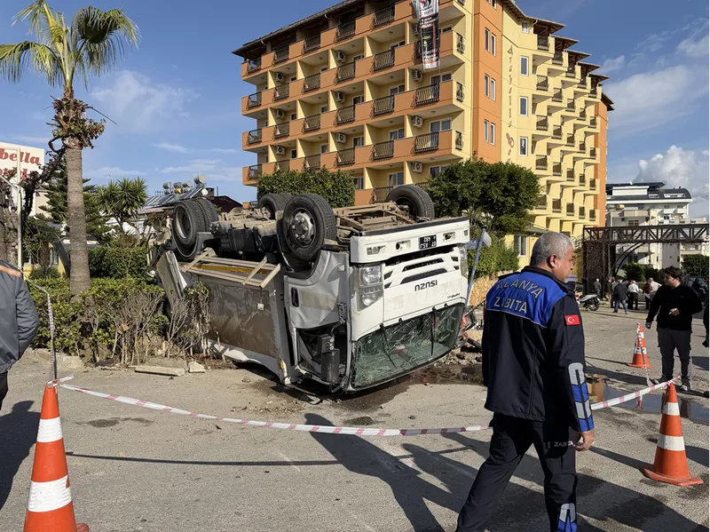 Alanya'da 3 kişinin yaralandığı trafik kazası güvenlik kamerasına yansıdı