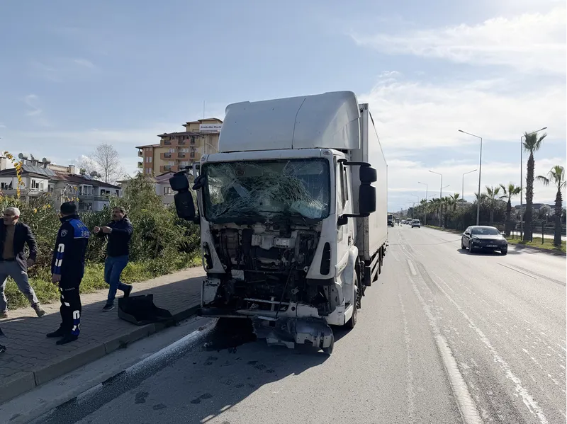 Alanya'da 3 kişinin yaralandığı trafik kazası güvenlik kamerasına yansıdı