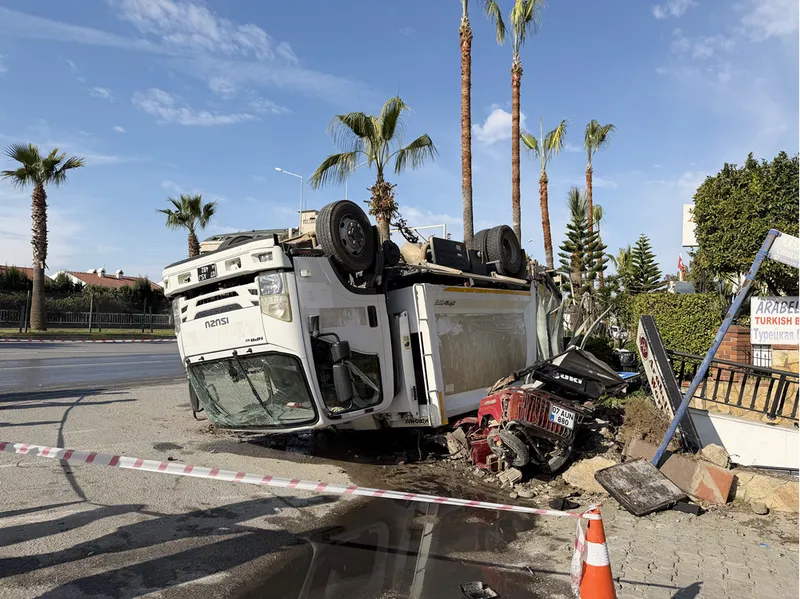 Alanya'da 3 kişinin yaralandığı trafik kazası güvenlik kamerasına yansıdı