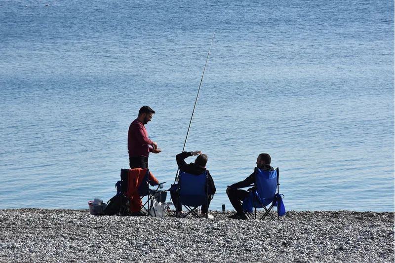 Antalya'da güneşli havayı fırsat bilenler sahillerde yoğunluk oluşturdu