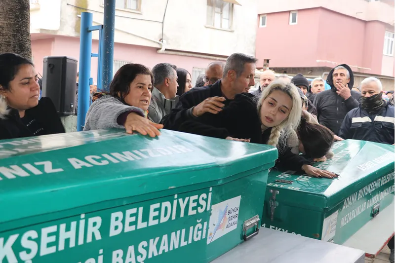 Adana'da babaları tarafından öldürülen iki kardeşin cenazeleri defnedildi