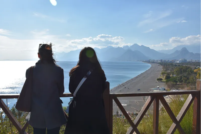 Antalya'da güneşli havayı fırsat bilenler sahillerde yoğunluk oluşturdu