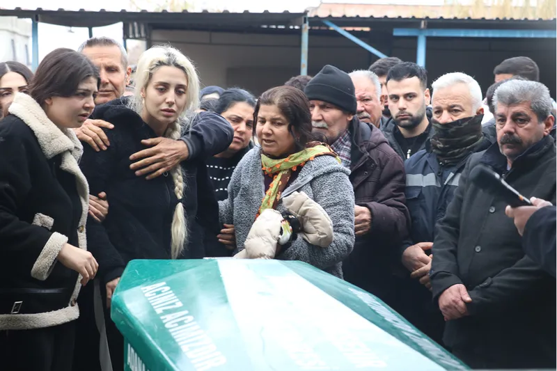 Adana'da babaları tarafından öldürülen iki kardeşin cenazeleri defnedildi