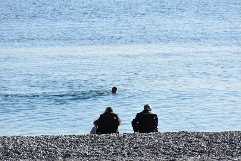 Antalya'da güneşli havayı fırsat bilenler sahillerde yoğunluk oluşturdu
