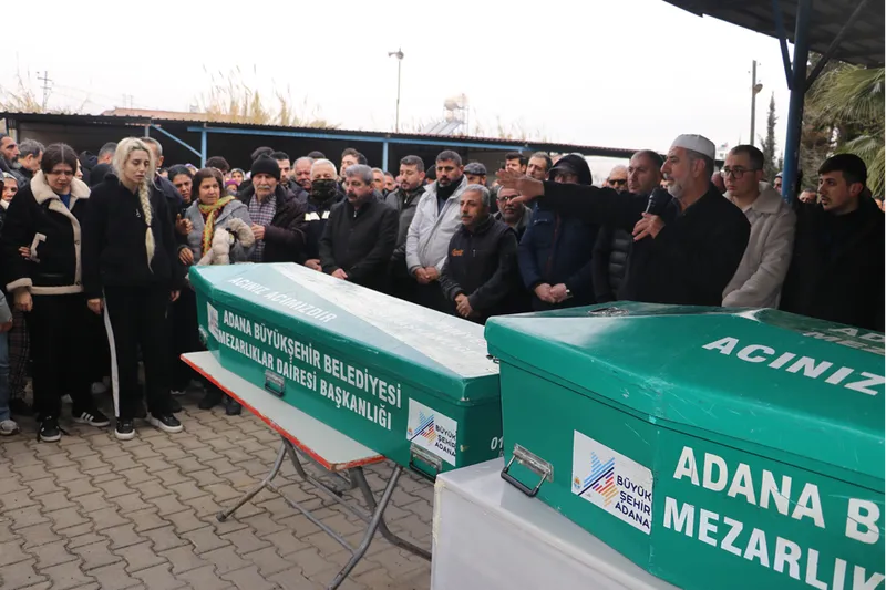 Adana'da babaları tarafından öldürülen iki kardeşin cenazeleri defnedildi