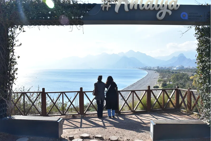 Antalya'da güneşli havayı fırsat bilenler sahillerde yoğunluk oluşturdu