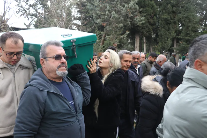 Adana'da babaları tarafından öldürülen iki kardeşin cenazeleri defnedildi