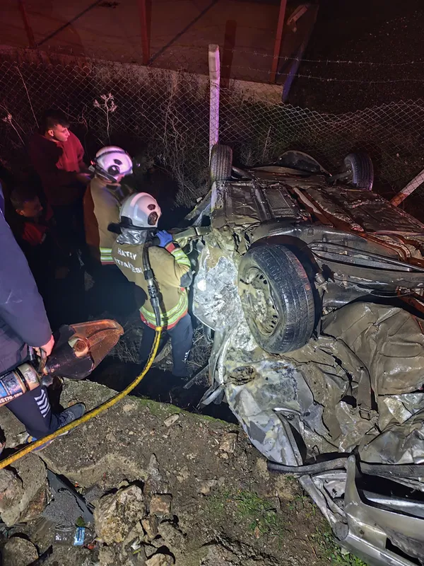 Hatay'da iki otomobilin çarpışması sonucu 2 kişi öldü, 3 kişi yaralandı