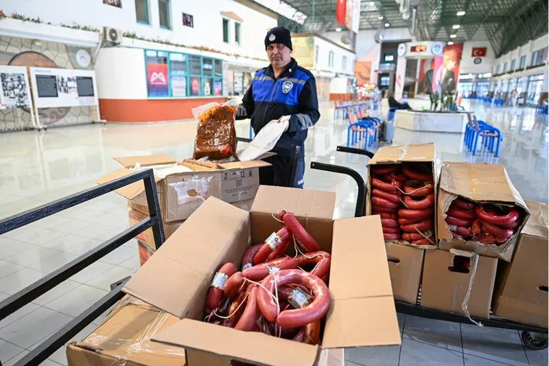 Mersin'de yolcu otobüslerindeki 300 kilogram sucuk ve 2 koli çiğköfteye el konuldu