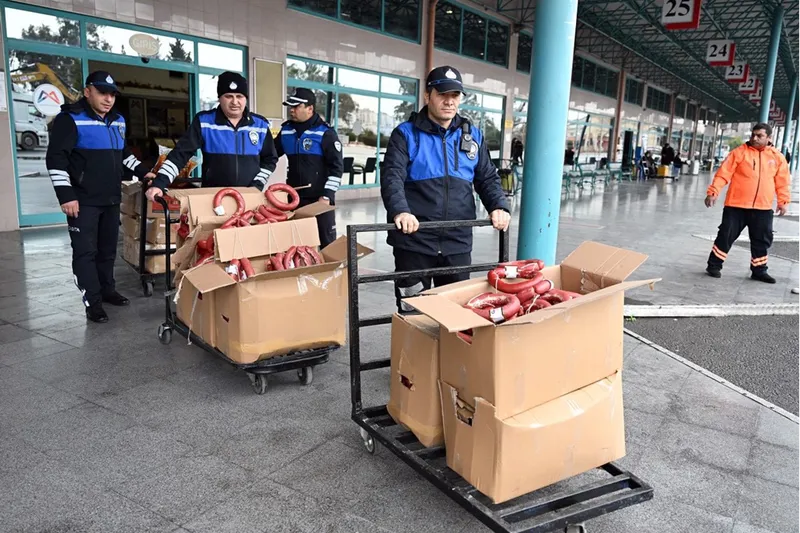Mersin'de yolcu otobüslerindeki 300 kilogram sucuk ve 2 koli çiğköfteye el konuldu