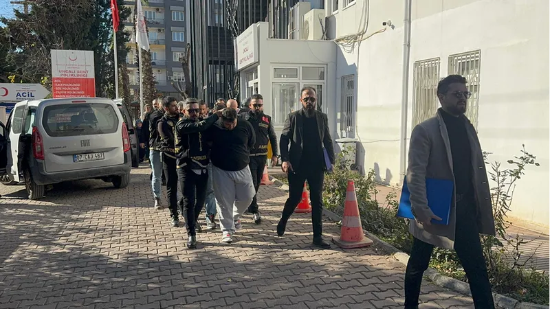 Antalya'da ağabeyini öldürüp yengesini yaralayan zanlı ve 6 aile üyesi adliyeye sevk edildi