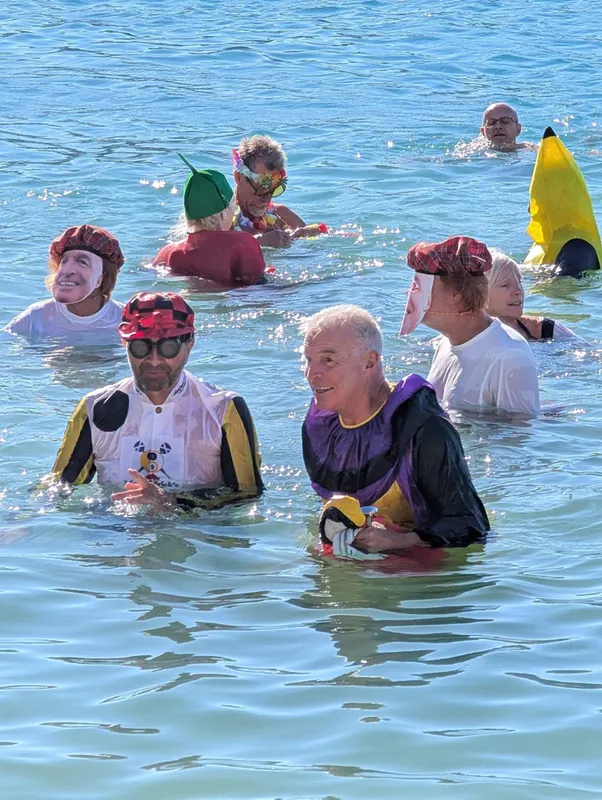 Antalya'da yerleşik yabancılar kostümleriyle denize girdi