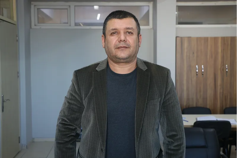 Ahşap meraklısı müdür görev yaptığı okulun mobilyalarını kendi üretiyor  