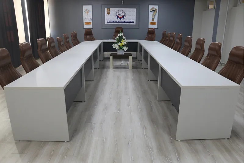 Ahşap meraklısı müdür görev yaptığı okulun mobilyalarını kendi üretiyor  