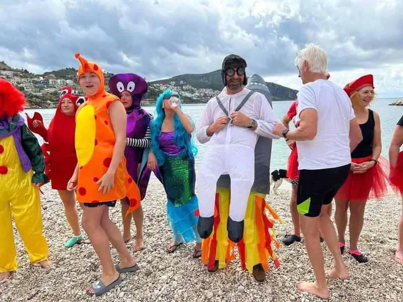 Antalya'da yerleşik yabancılar kostümleriyle denize girdi