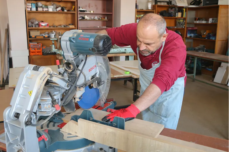 Ahşap meraklısı müdür görev yaptığı okulun mobilyalarını kendi üretiyor  