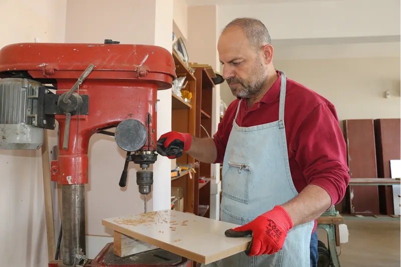 Ahşap meraklısı müdür görev yaptığı okulun mobilyalarını kendi üretiyor  