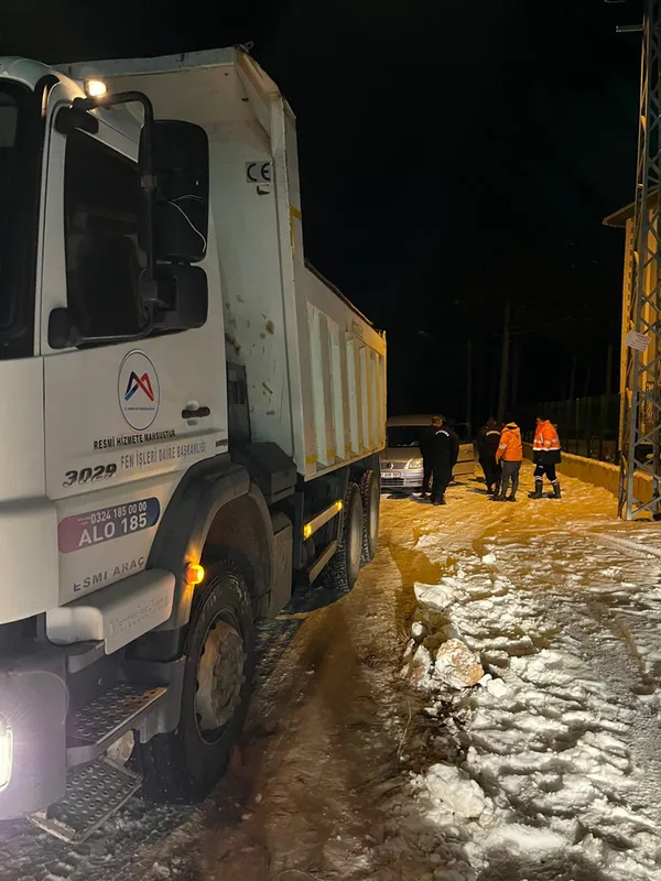 Mersin'de kara saplanan araçta mahsur kalan aile belediye ekiplerince kurtarıldı
