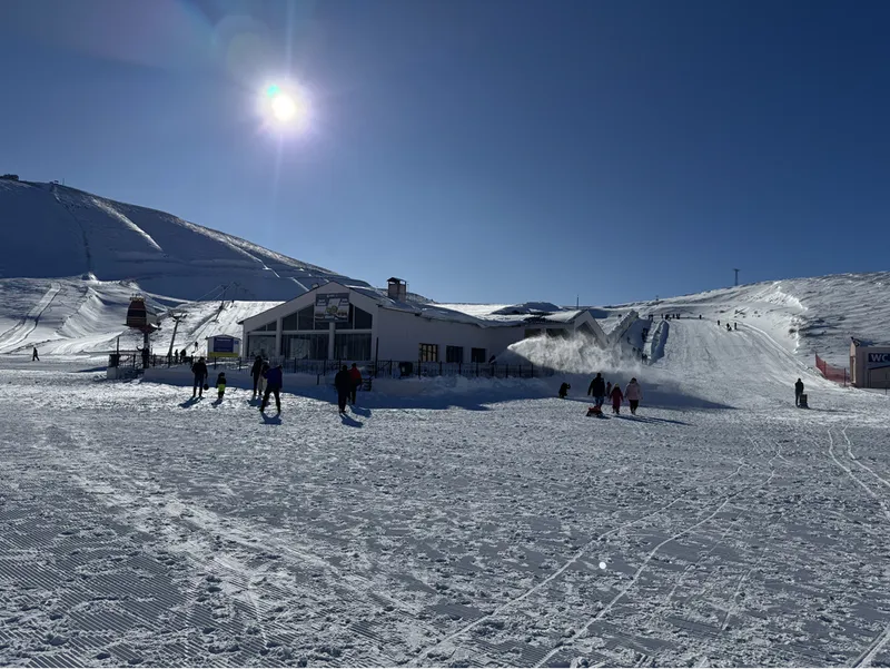 Yedikuyular Kayak Merkezi'nde kar kalınlığı 70 santimetreye ulaştı