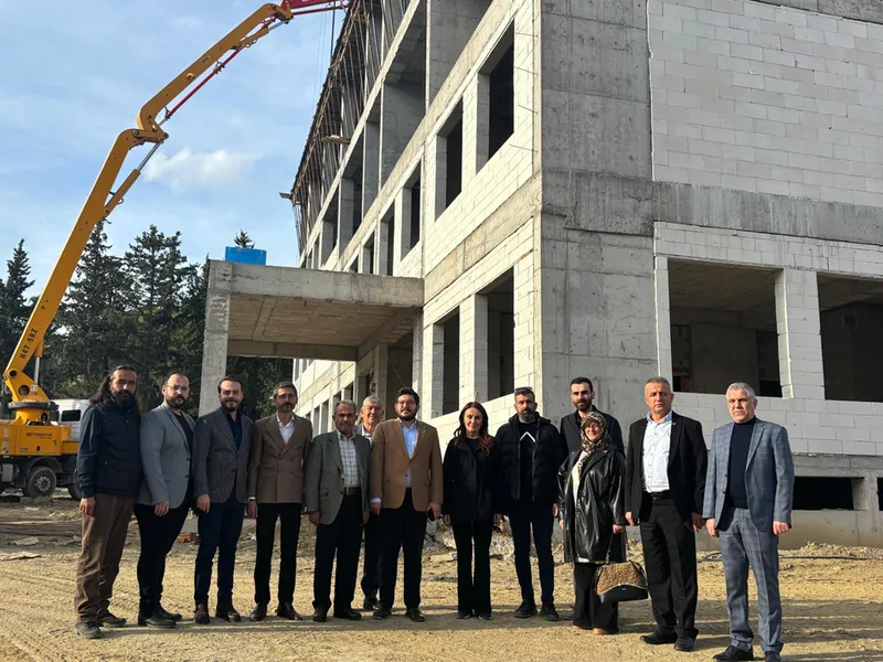 AK Parti Mersin Milletvekili Söylemez yapımı süren Fatih İlkokulu'nu inceledi