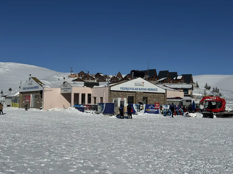 Yedikuyular Kayak Merkezi'nde kar kalınlığı 70 santimetreye ulaştı