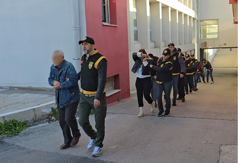 Adana merkezli fuhuş operasyonunda yakalanan 14 zanlı tutuklandı