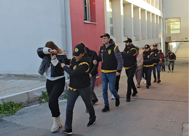 Adana merkezli fuhuş operasyonunda yakalanan 14 zanlı tutuklandı