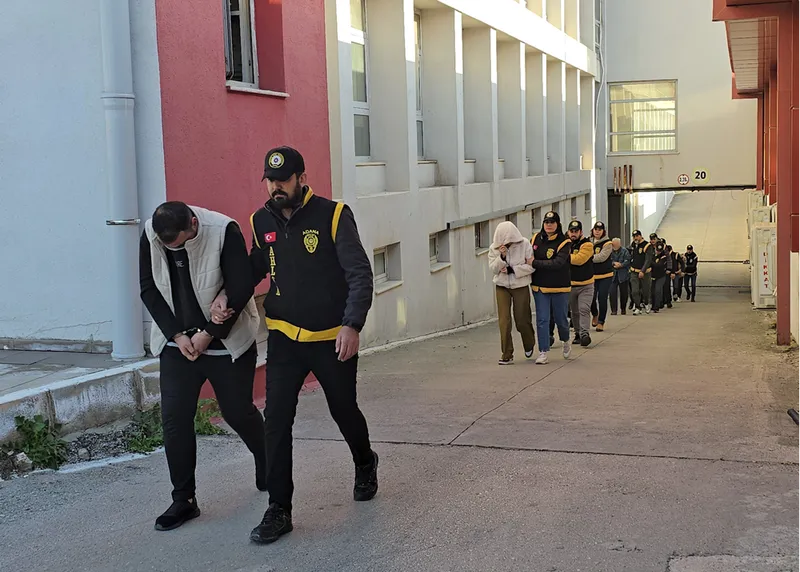 Adana merkezli fuhuş operasyonunda yakalanan 14 zanlı tutuklandı