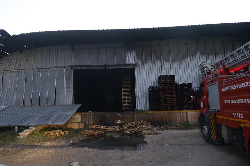 Mersin'de narenciye paketleme fabrikasında çıkan yangın söndürüldü 
