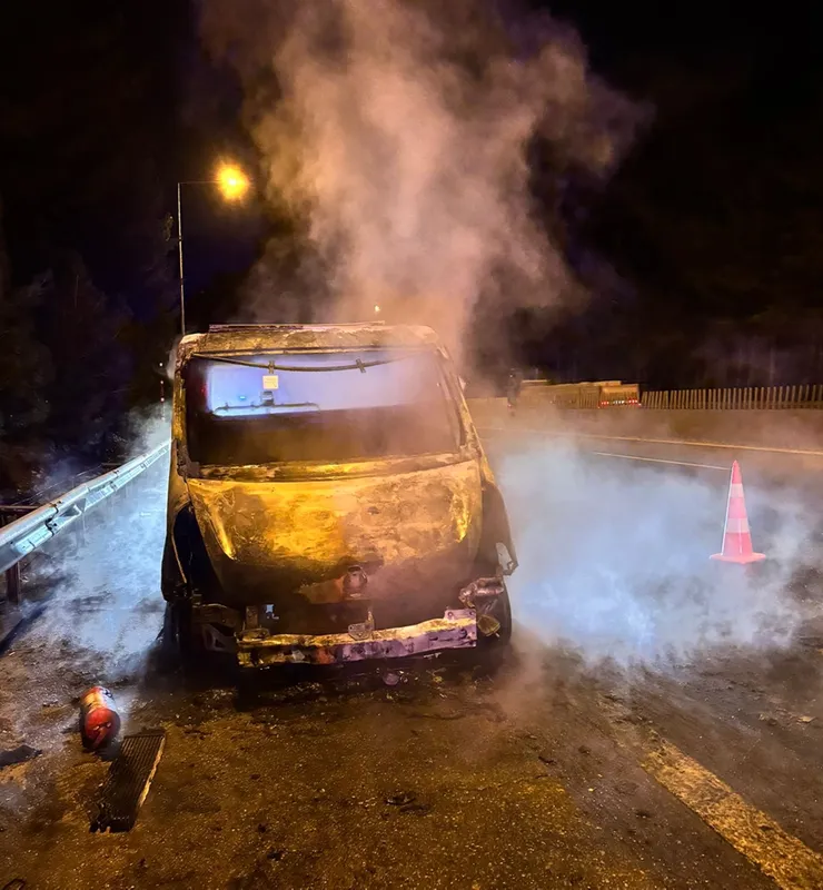 Adana'da seyir halindeki çekici yandı