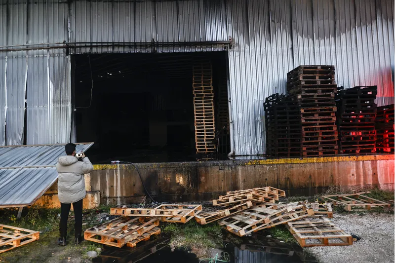 Mersin'de narenciye paketleme fabrikasında çıkan yangın söndürüldü 
