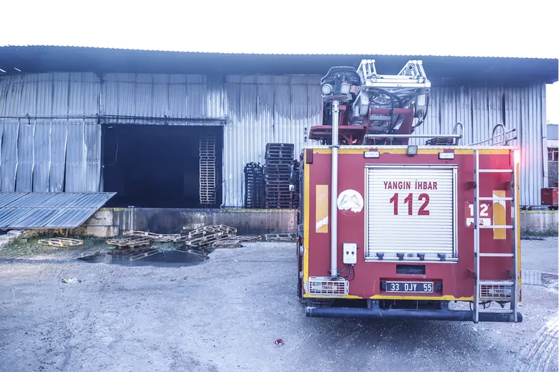 Mersin'de narenciye paketleme fabrikasında çıkan yangın söndürüldü 