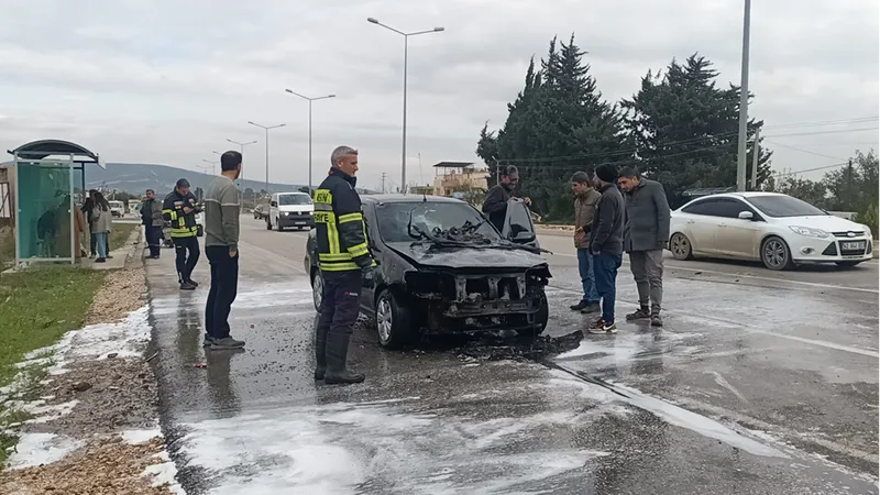 Mersin'de seyir halindeki otomobilde yangın çıktı