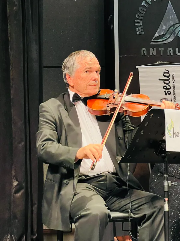 Müziğin birleştirici gücünde buluşan farklı mesleklerden emekliler kulakların pasını siliyor