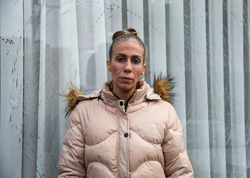 Adana'da iş yerinin camına kaldırım taşıyla saldırı anı kamerada