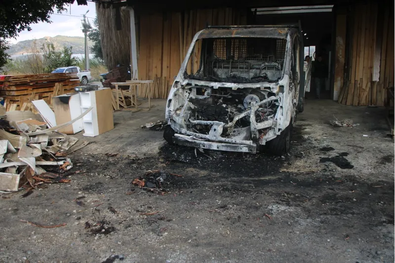 Mersin'de park halindeki kamyonet ve otomobil yandı