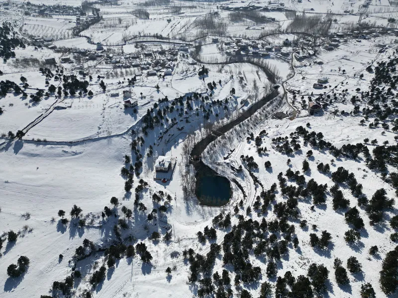 Kahramanmaraş'taki Yeşilgöz Gölü'nde kış manzarası havadan görüntülendi