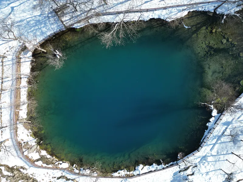 Kahramanmaraş'taki Yeşilgöz Gölü'nde kış manzarası havadan görüntülendi