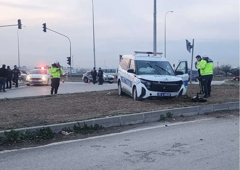 Adana'da uygulama noktasından kaçan otomobil ile çarpışan polis aracındaki 3 polis yaralandı